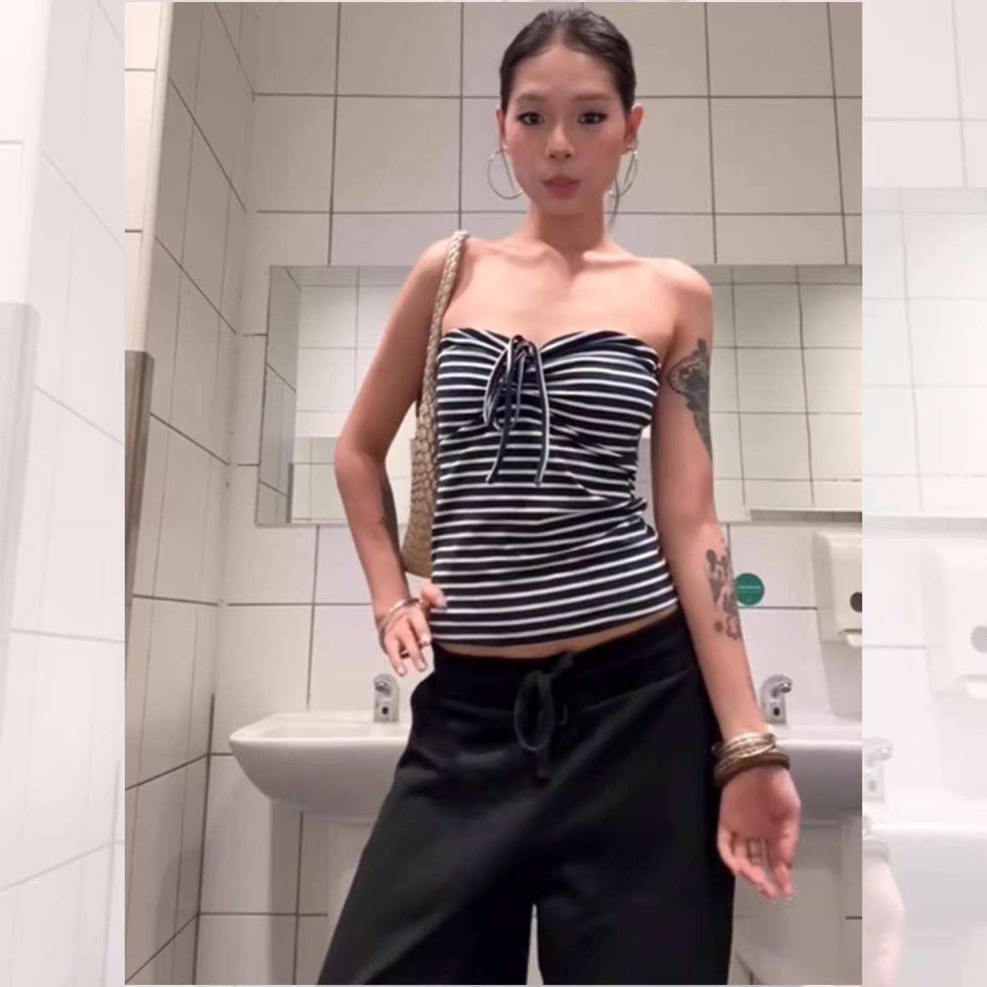 American hot girl striped strappy strapless vest for women, summer sleeveless, slimming, and form-fitting design. It can be worn as an inner layer and an outer layer top Specification image