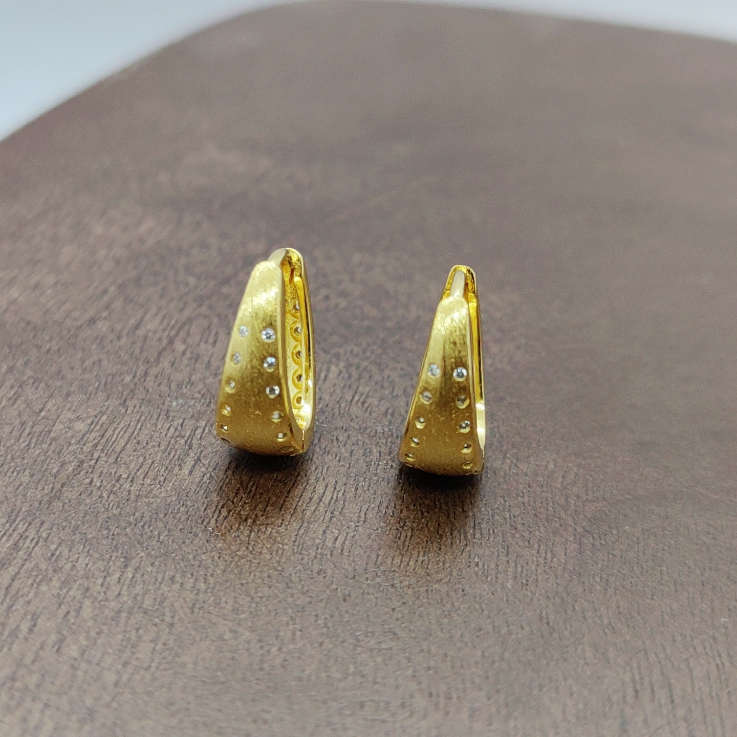 Golden zircon micro-inlaid white zirconium U triangle earrings, silver needle earrings, fashionable earrings and accessories, simple and versatile for women