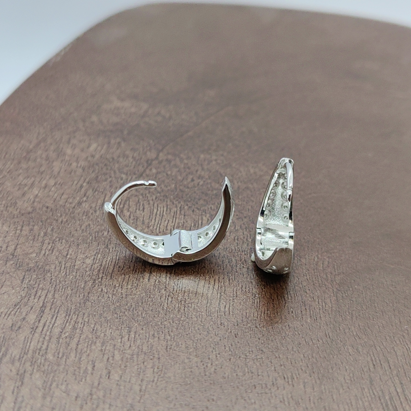 Silver zircon micro-inlaid white zirconium U triangle earrings, silver needle earrings, fashionable and versatile women's simple and elegant accessories Application Scenario