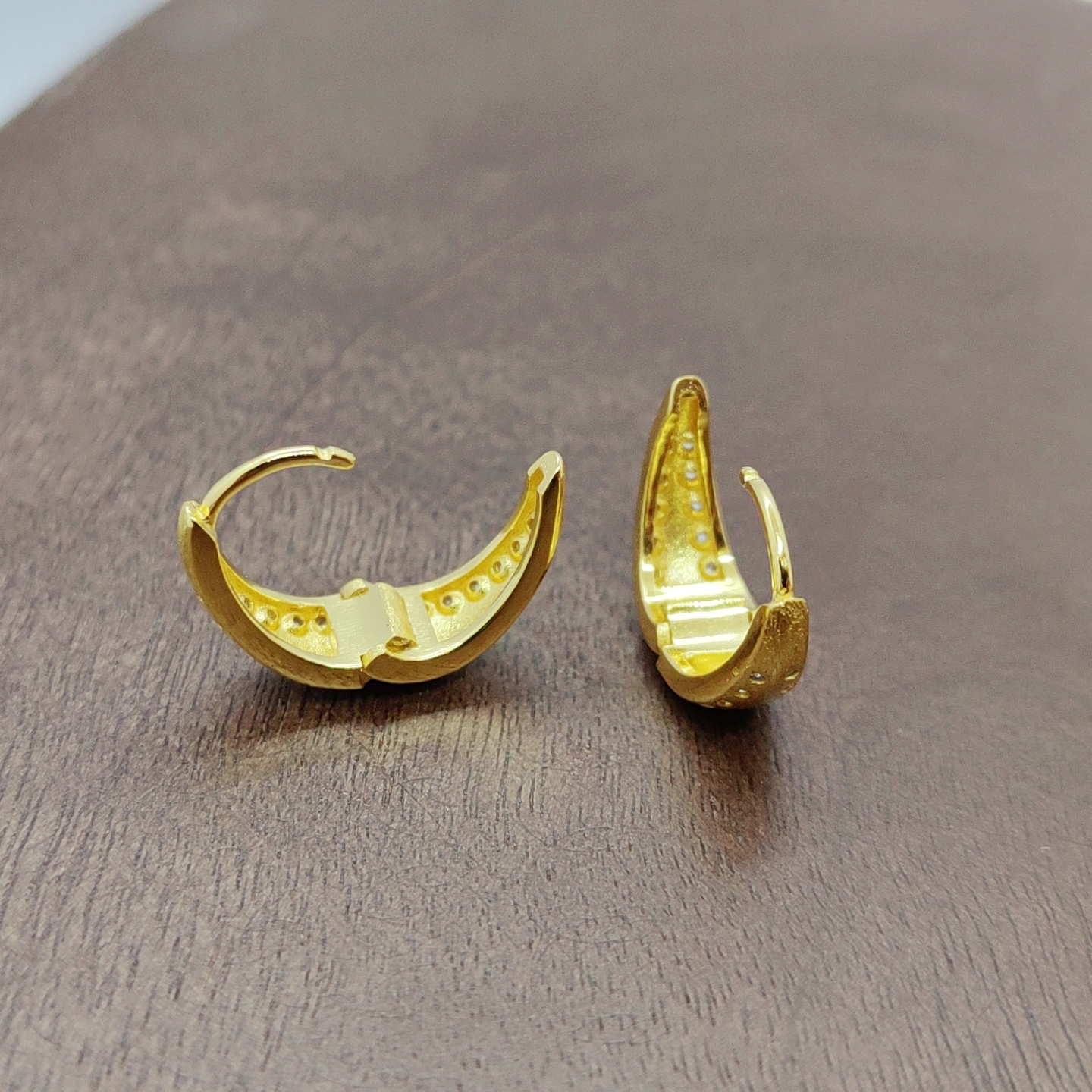 Golden zircon micro-inlaid white zirconium U triangle earrings, silver needle earrings, fashionable earrings and accessories, simple and versatile for women Application Scenario