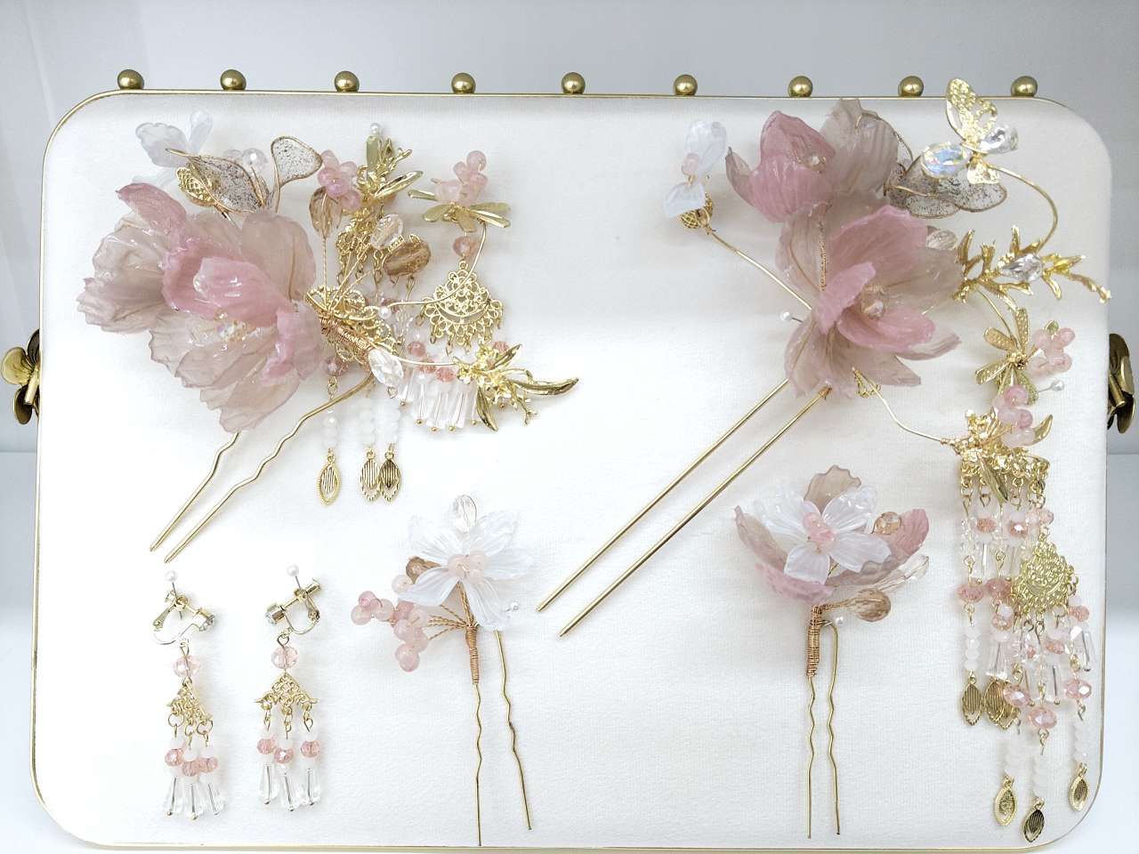 A complete set of ancient style hair accessories with pink ink and white charm, filigree tassels, hairpins and earrings, Hanfu style, exquisite accessories and traditional Chinese style ornaments, a six-piece set.