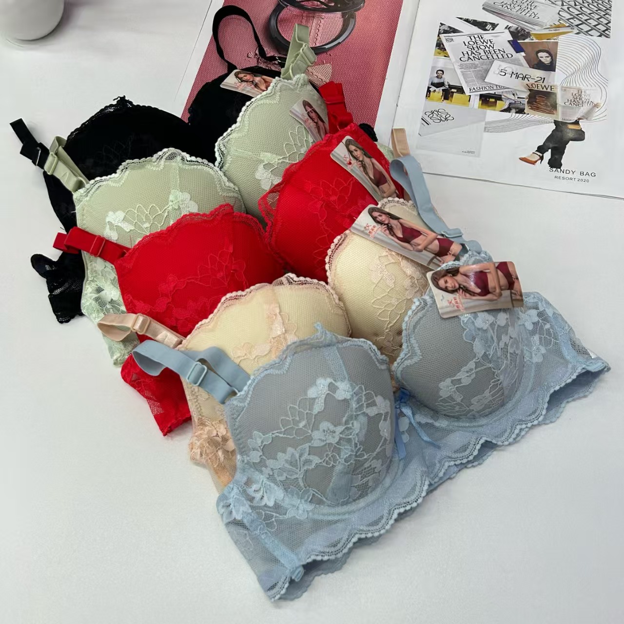 217# Export to the Middle East and Africa in stock sexy women's bras, lift and gather comfortable and breathable sports bras for women, QNI Item Picture