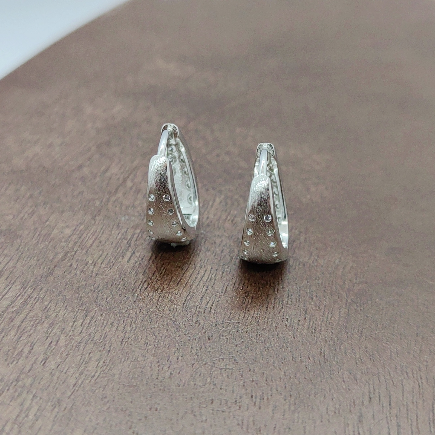 Silver zircon micro-inlaid white zirconium U triangle earrings, silver needle earrings, fashionable and versatile women's simple and elegant accessories