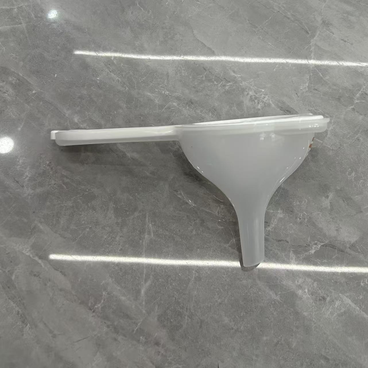 Cute cat multi-functional filter screen, portable handheld for kitchen and household use, soy milk, fruit and vegetable funnel filter screen Application Scenario