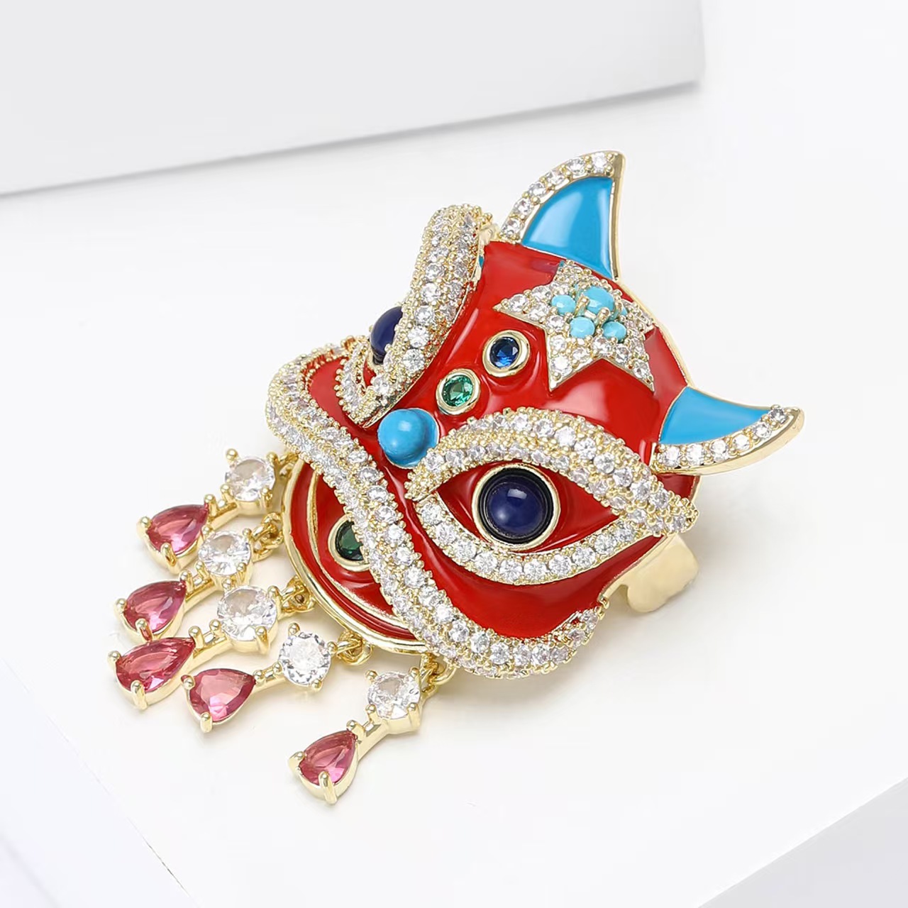 New Chinese-style copper zircon Chinese lion dance New Year festive brooch, high-end and versatile men's and women's clothing brooch accessory pin Application Scenario