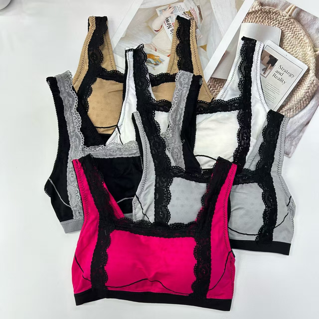A2613# Ladies in stock, solid color lace-trimmed romantic bra bra, sexy, breathable, detachable breast pad, ladies with beautiful backs. My bra, beautiful back, is exported to the Middle East and Africa, QNI full figure