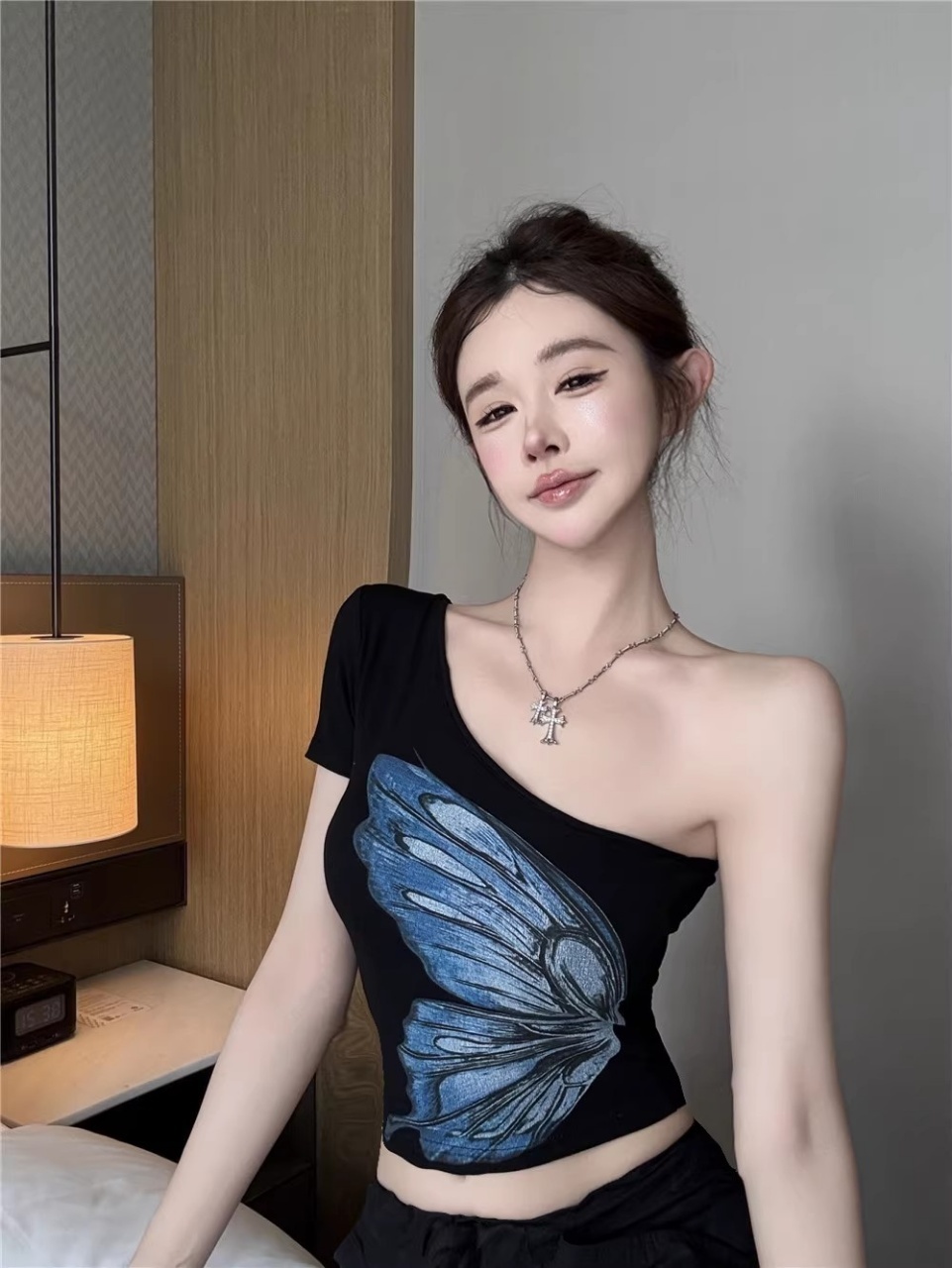 A hot girl style off-the-shoulder butterfly print short-sleeved T-shirt for women. Pair it with a short top with a chest pad for a slimming and form-fitting look in summer pic 4