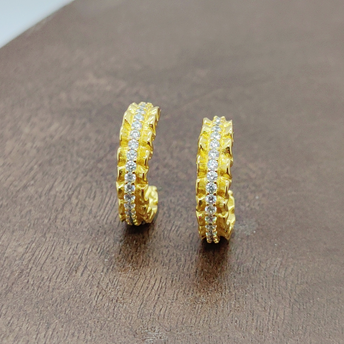 金色镶锆石白锆褶皱弧形耳钉银针微镶款时尚耳环配饰女款