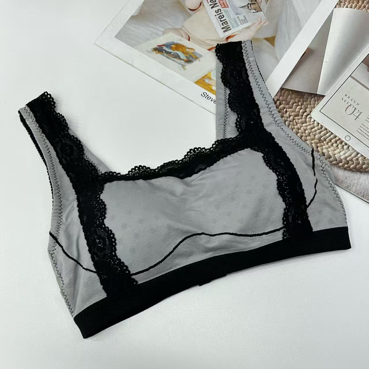 A2613# Ladies in stock, solid color lace-trimmed romantic bra bra, sexy, breathable, detachable breast pad, ladies with beautiful backs. My bra, beautiful back, is exported to the Middle East and Africa, QNI Application Scenario