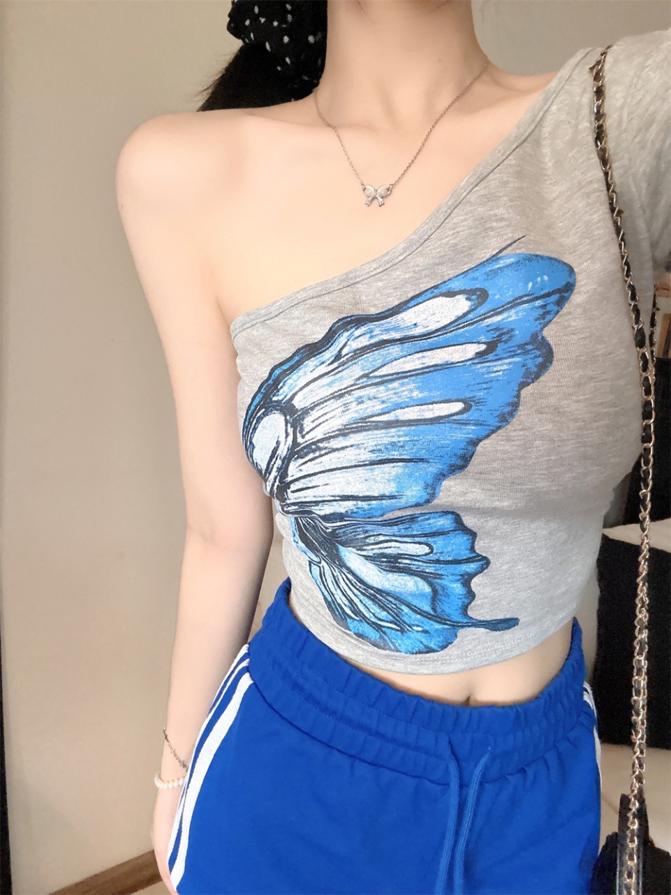 A hot girl style off-the-shoulder butterfly print short-sleeved T-shirt for women. Pair it with a short top with a chest pad for a slimming and form-fitting look in summer pic 9