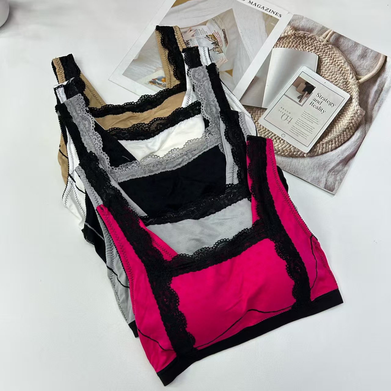A2613# Ladies in stock, solid color lace-trimmed romantic bra bra, sexy, breathable, detachable breast pad, ladies with beautiful backs. My bra, beautiful back, is exported to the Middle East and Africa, QNI Item Picture