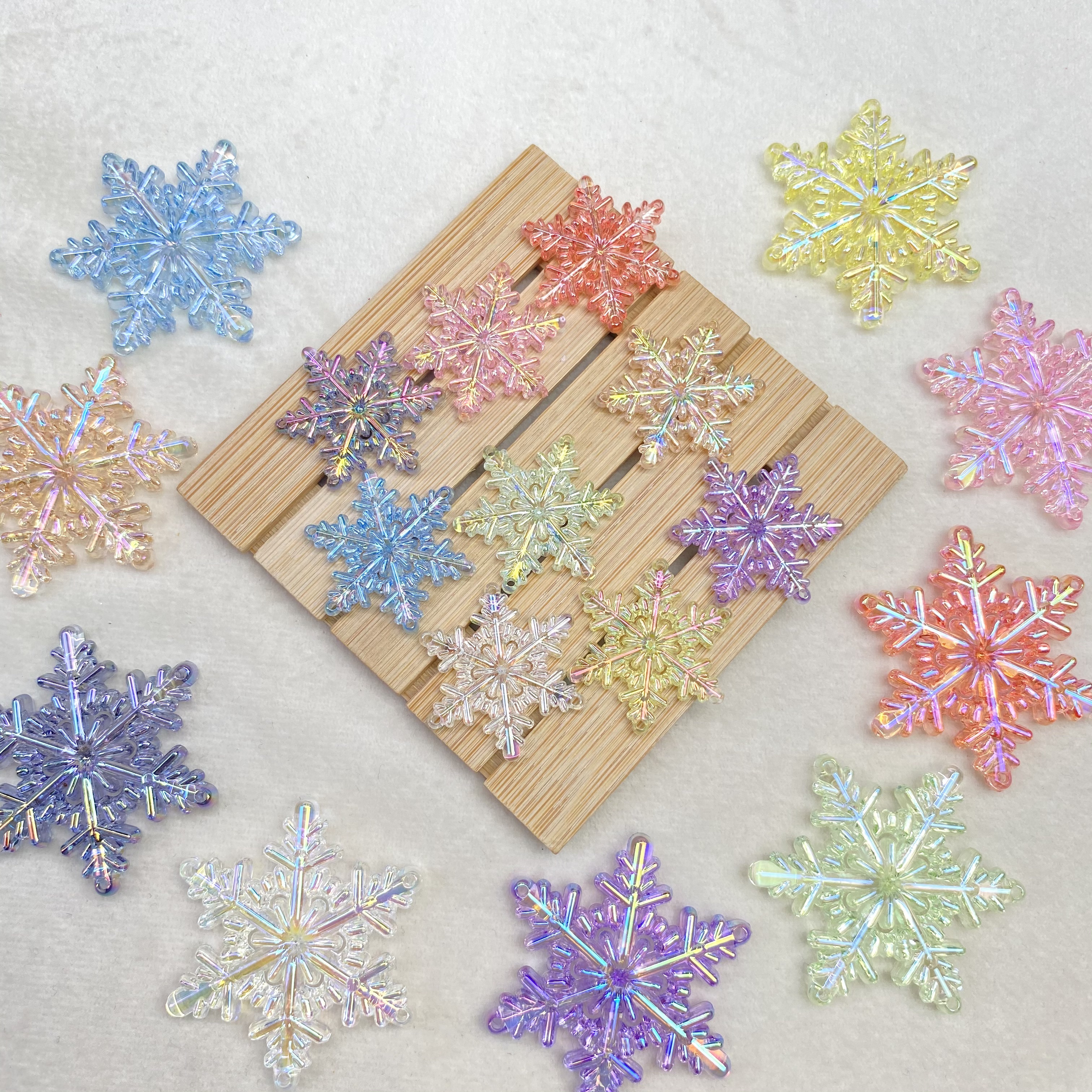Acrylic transparent uv colorful hanging hole snowflake sheet diy/ car hanging accessory bag hanging decorative accessory material loose beads Application Scenario