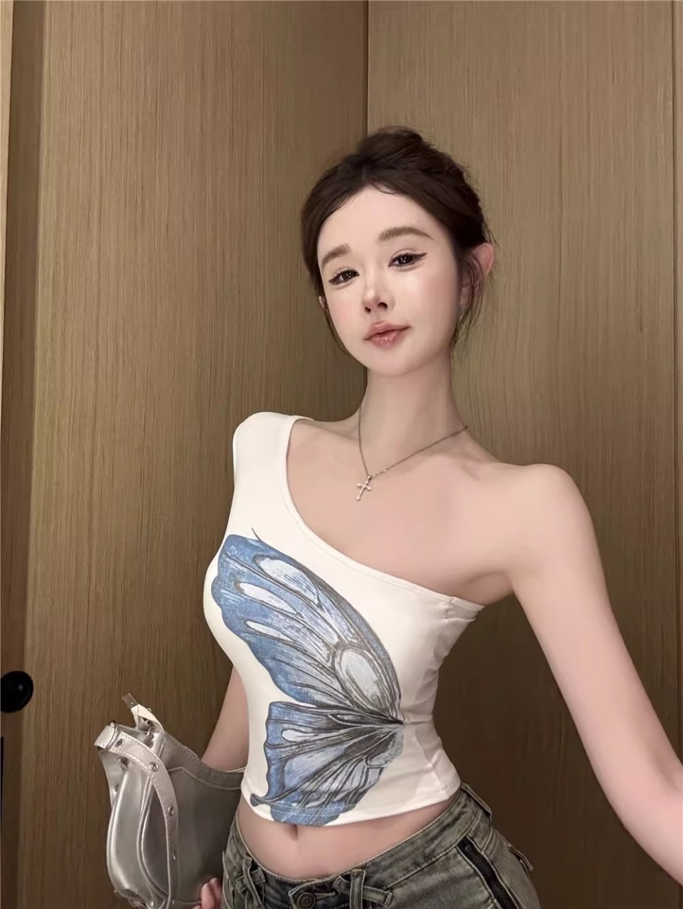 A hot girl style off-the-shoulder butterfly print short-sleeved T-shirt for women. Pair it with a short top with a chest pad for a slimming and form-fitting look in summer pic 3