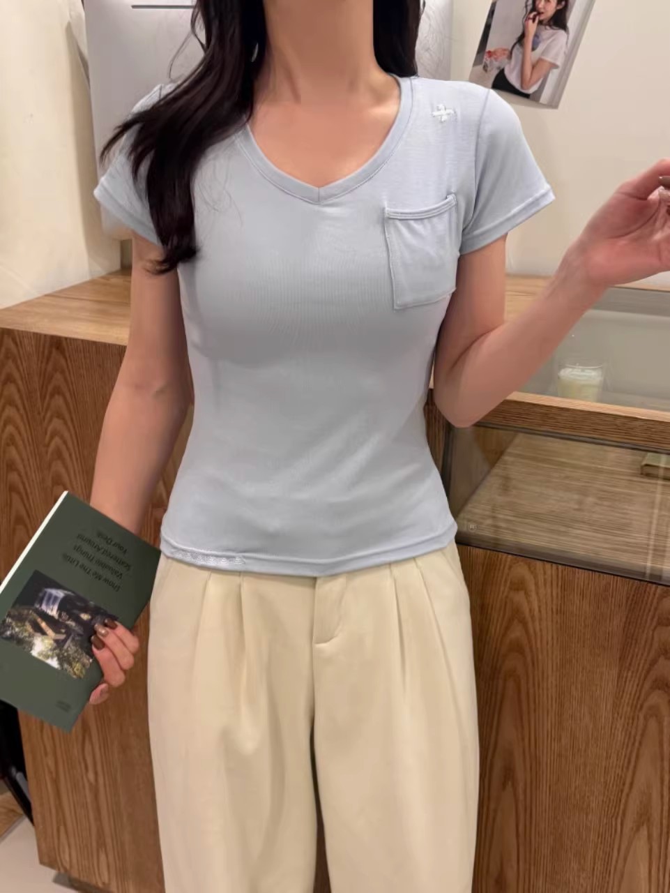 This simple embroidered V-neck short-sleeved T-shirt is suitable for women to wear as an inner or outer layer in summer. It is a versatile and casual design with a pocket pic 6