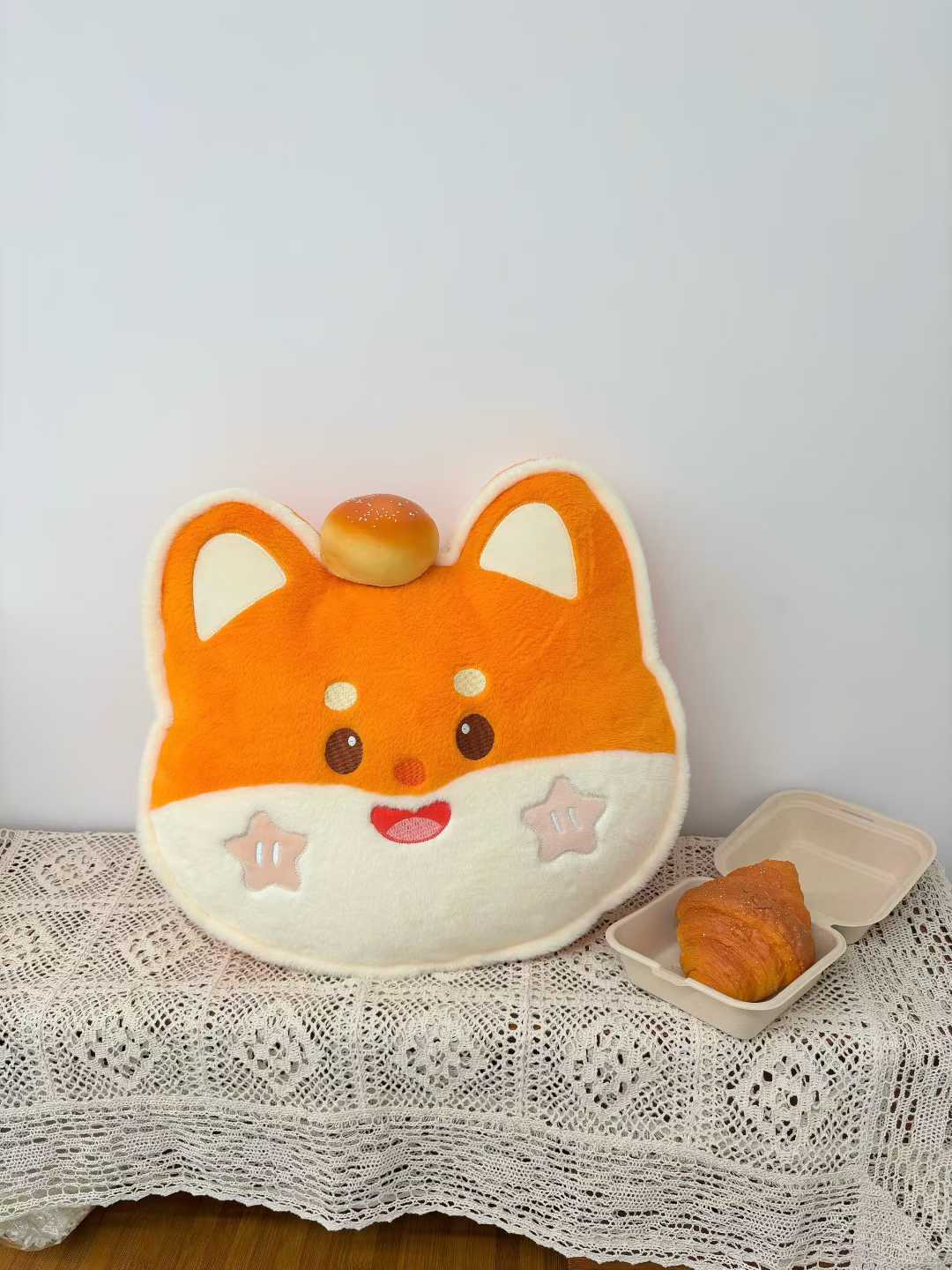  亮澄澄的狐狸抱枕软乎乎的，肉嘟嘟的模样和粉扑扑小脸蛋