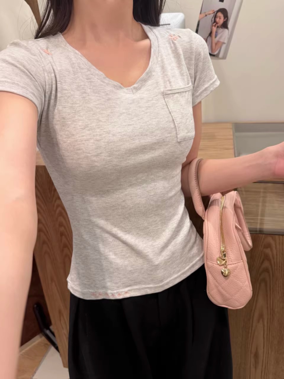 This simple embroidered V-neck short-sleeved T-shirt is suitable for women to wear as an inner or outer layer in summer. It is a versatile and casual design with a pocket pic 12