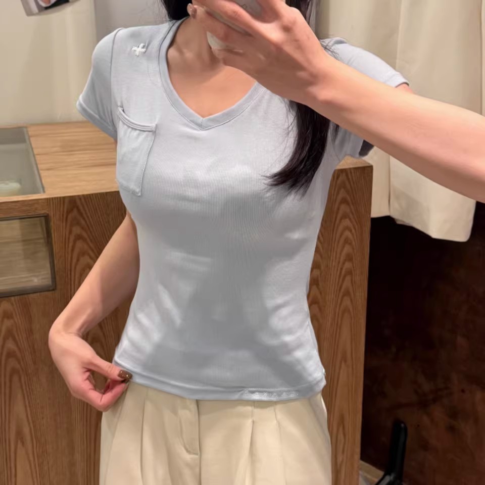 This simple embroidered V-neck short-sleeved T-shirt is suitable for women to wear as an inner or outer layer in summer. It is a versatile and casual design with a pocket Application Scenario