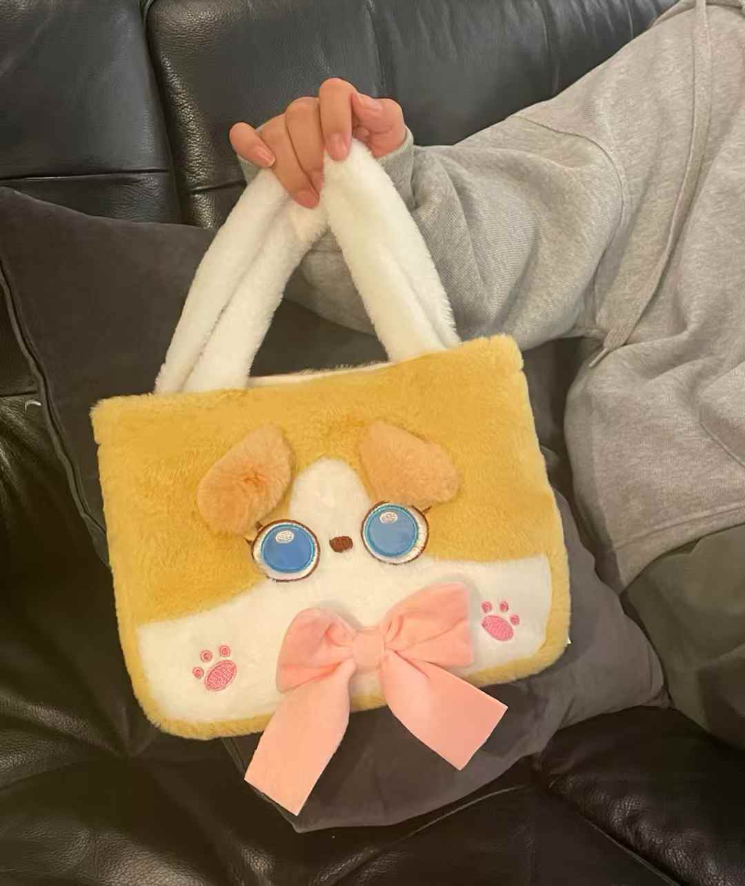 Cute and adorable plush bag, with cute expression design, paired with a retro background, fashionable and soothing. Specification image