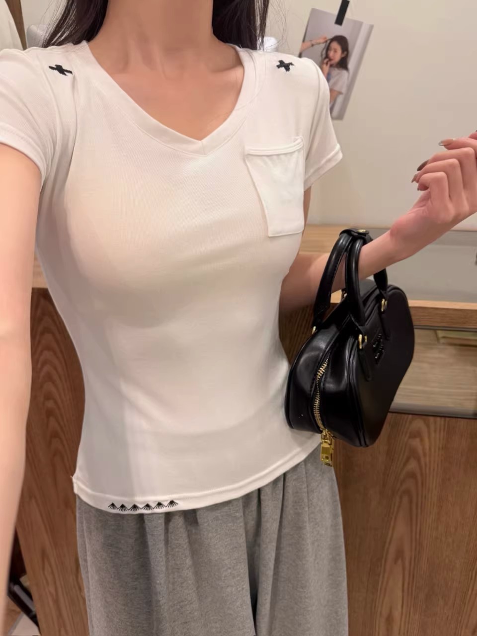 This simple embroidered V-neck short-sleeved T-shirt is suitable for women to wear as an inner or outer layer in summer. It is a versatile and casual design with a pocket pic 1