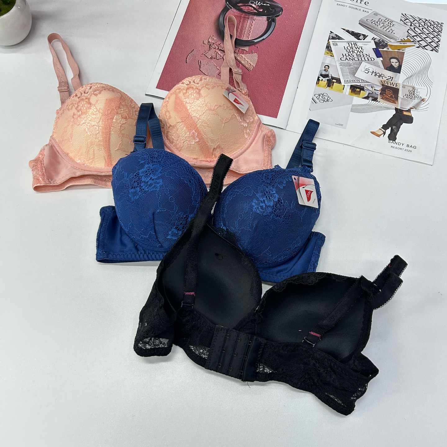 184# Export Middle East and Africa women's bras Solid color lace cup surface sexy and interesting bra embroidery decoration comfortable lifting and gathering sports bra underwear QNI details Picture