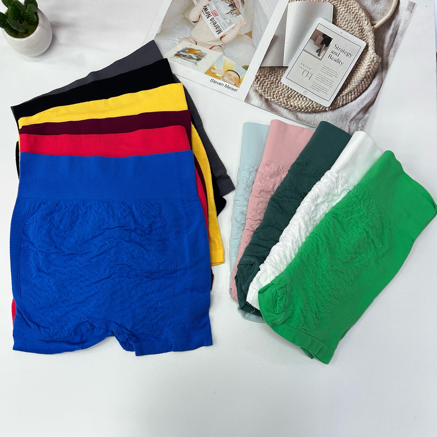 内裤/女生内裤/内裤款式/性感丁字裤/内裤女模特产品图