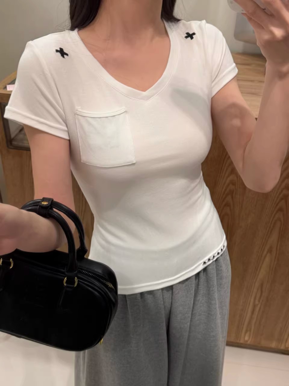 This simple embroidered V-neck short-sleeved T-shirt is suitable for women to wear as an inner or outer layer in summer. It is a versatile and casual design with a pocket pic 3