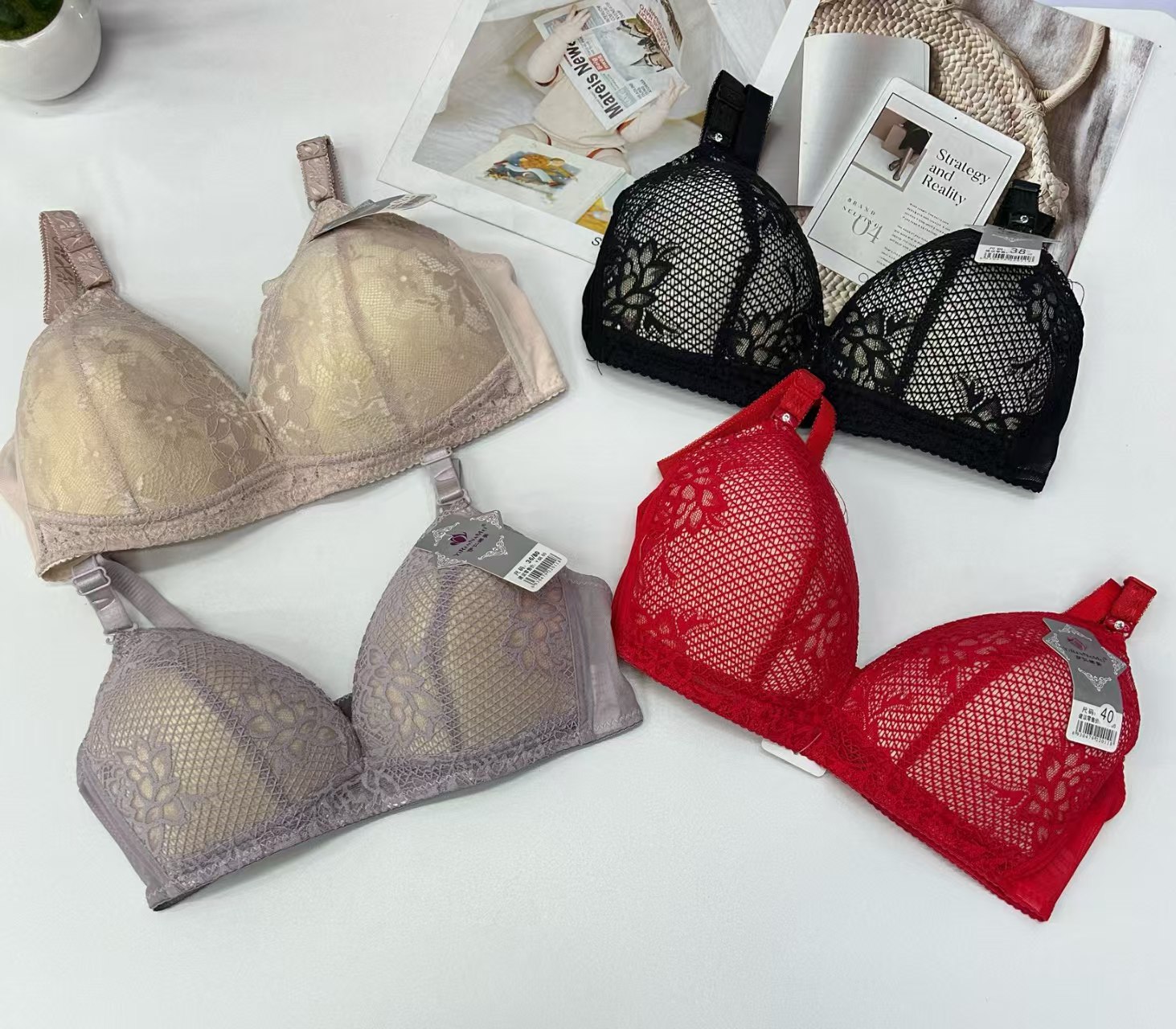 029# Ladies' Bra in stock: Large size lace cup-shaped solid color comfortable gathering lift bra, sexy and romantic bra, three-breasted sports bra, underwear QNI full figure
