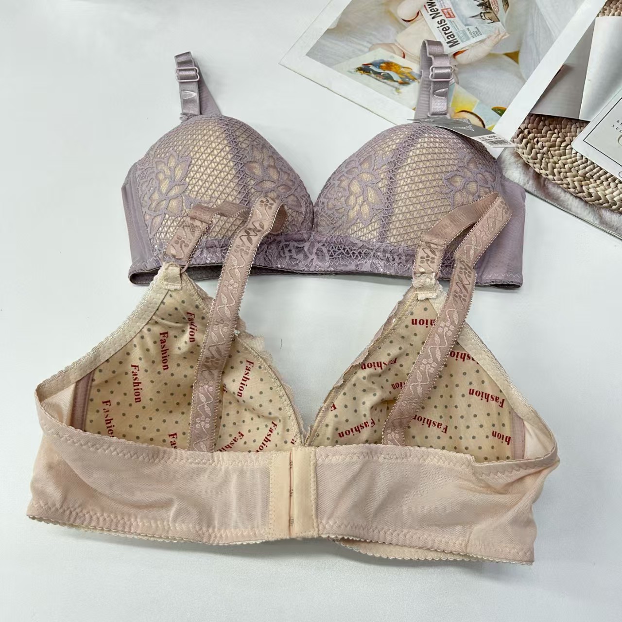 029# Ladies' Bra in stock: Large size lace cup-shaped solid color comfortable gathering lift bra, sexy and romantic bra, three-breasted sports bra, underwear QNI Application Scenario