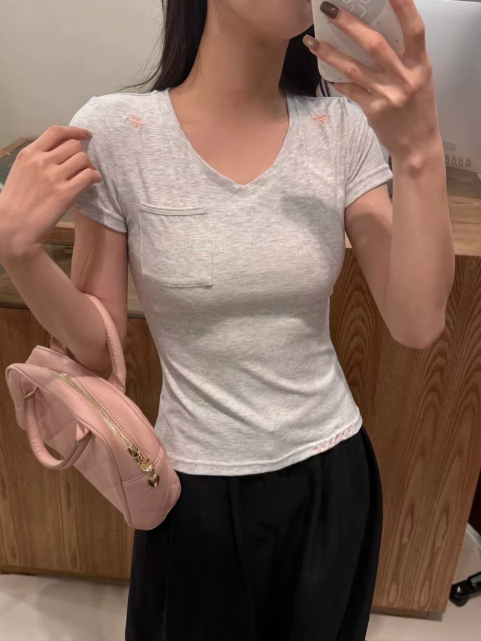 This simple embroidered V-neck short-sleeved T-shirt is suitable for women to wear as an inner or outer layer in summer. It is a versatile and casual design with a pocket pic 9