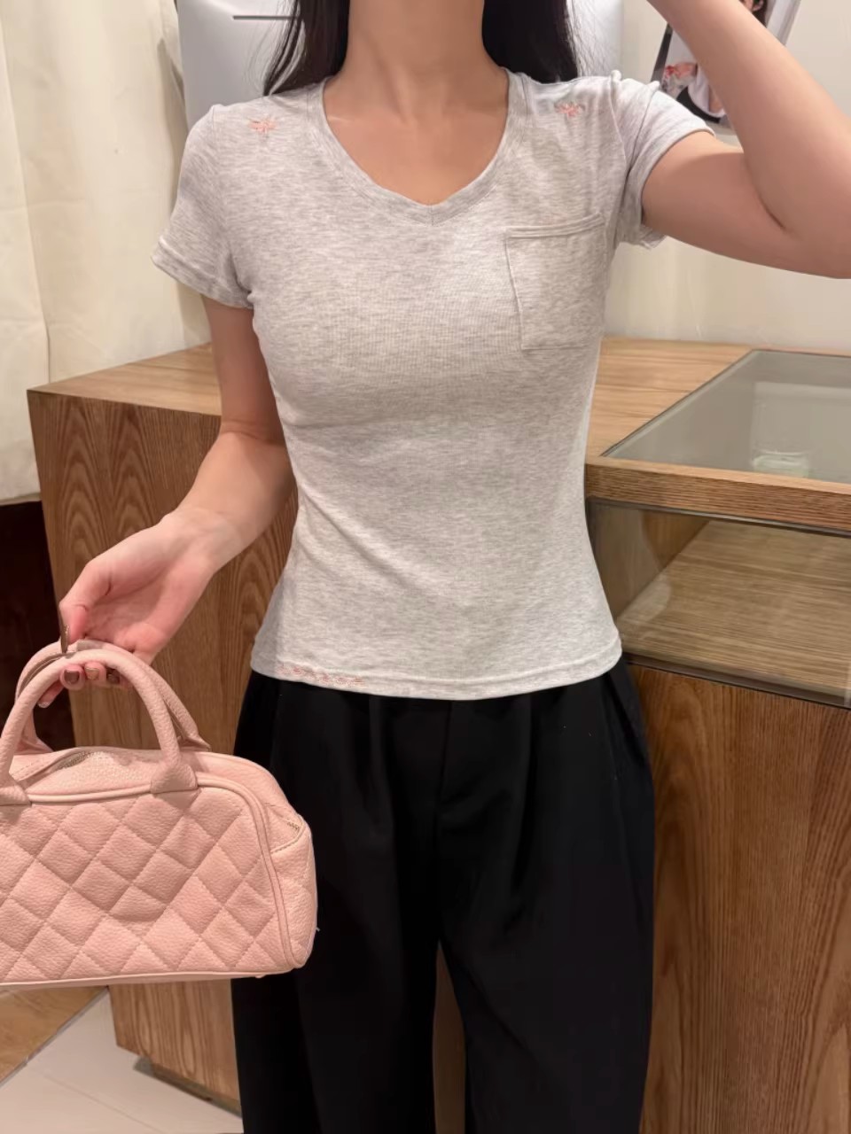 This simple embroidered V-neck short-sleeved T-shirt is suitable for women to wear as an inner or outer layer in summer. It is a versatile and casual design with a pocket pic 10