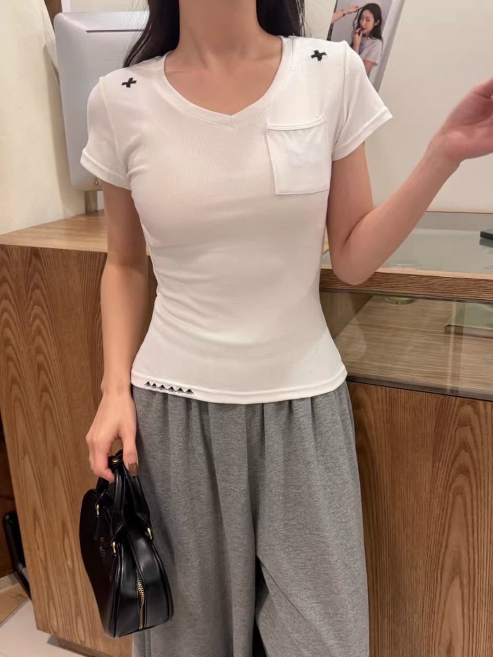 This simple embroidered V-neck short-sleeved T-shirt is suitable for women to wear as an inner or outer layer in summer. It is a versatile and casual design with a pocket pic 4