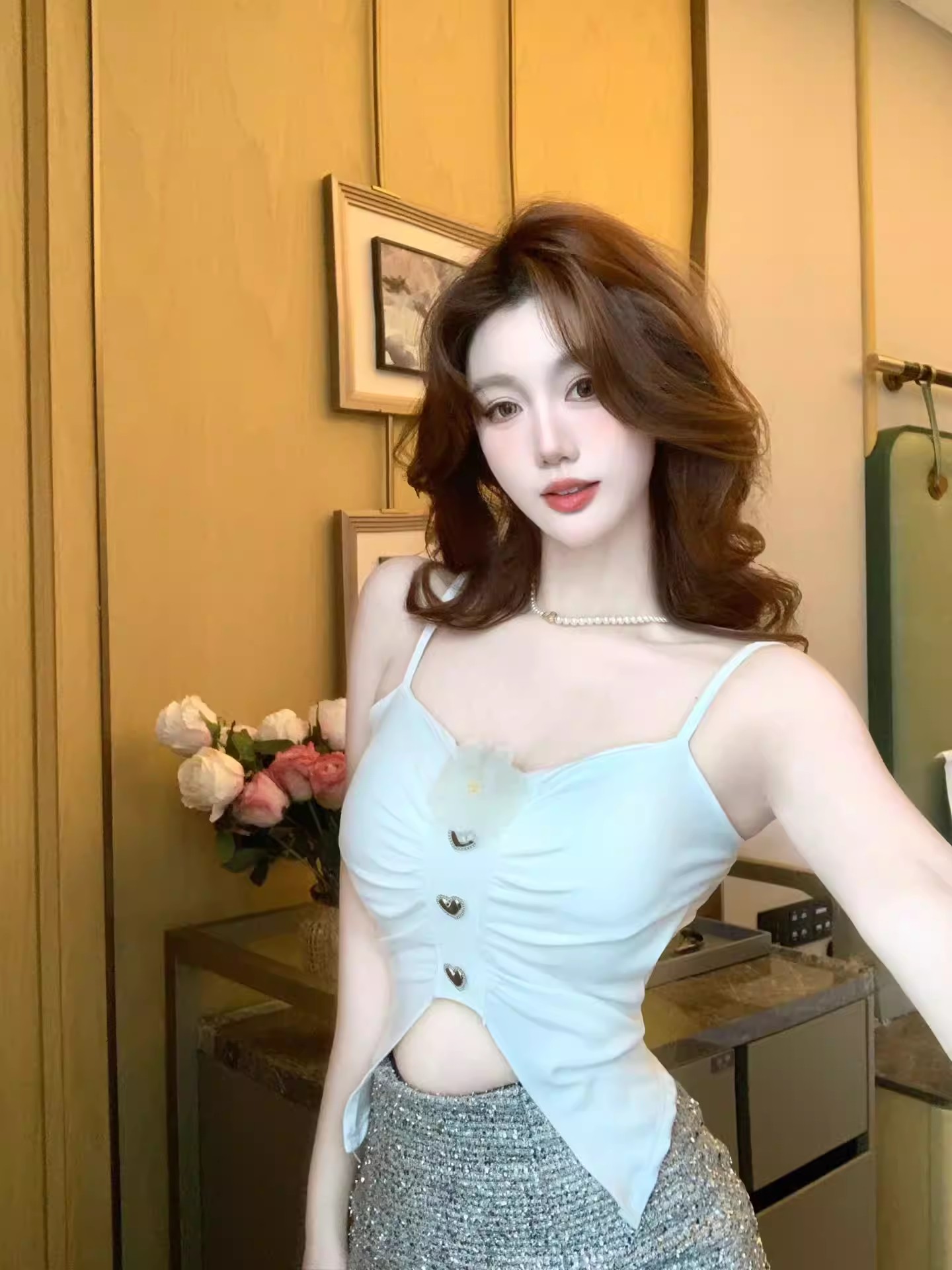 A sexy three-dimensional flower-decorated halter top for women to wear as an inner or outer layer in summer, with a chest pad and a spicy girl style versatile top that is trendy pic 2