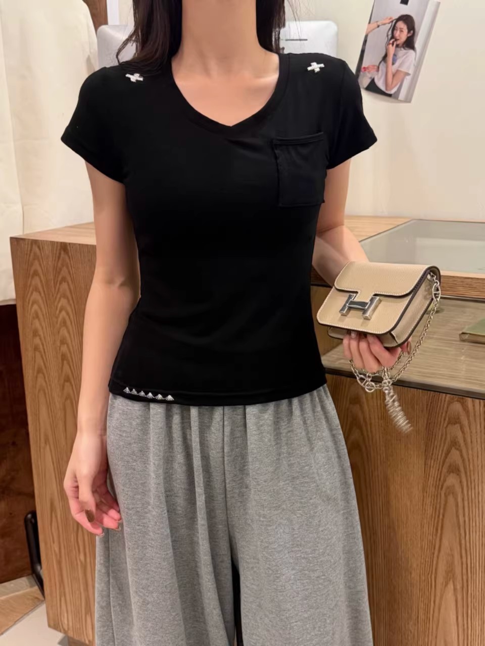 This simple embroidered V-neck short-sleeved T-shirt is suitable for women to wear as an inner or outer layer in summer. It is a versatile and casual design with a pocket pic 15