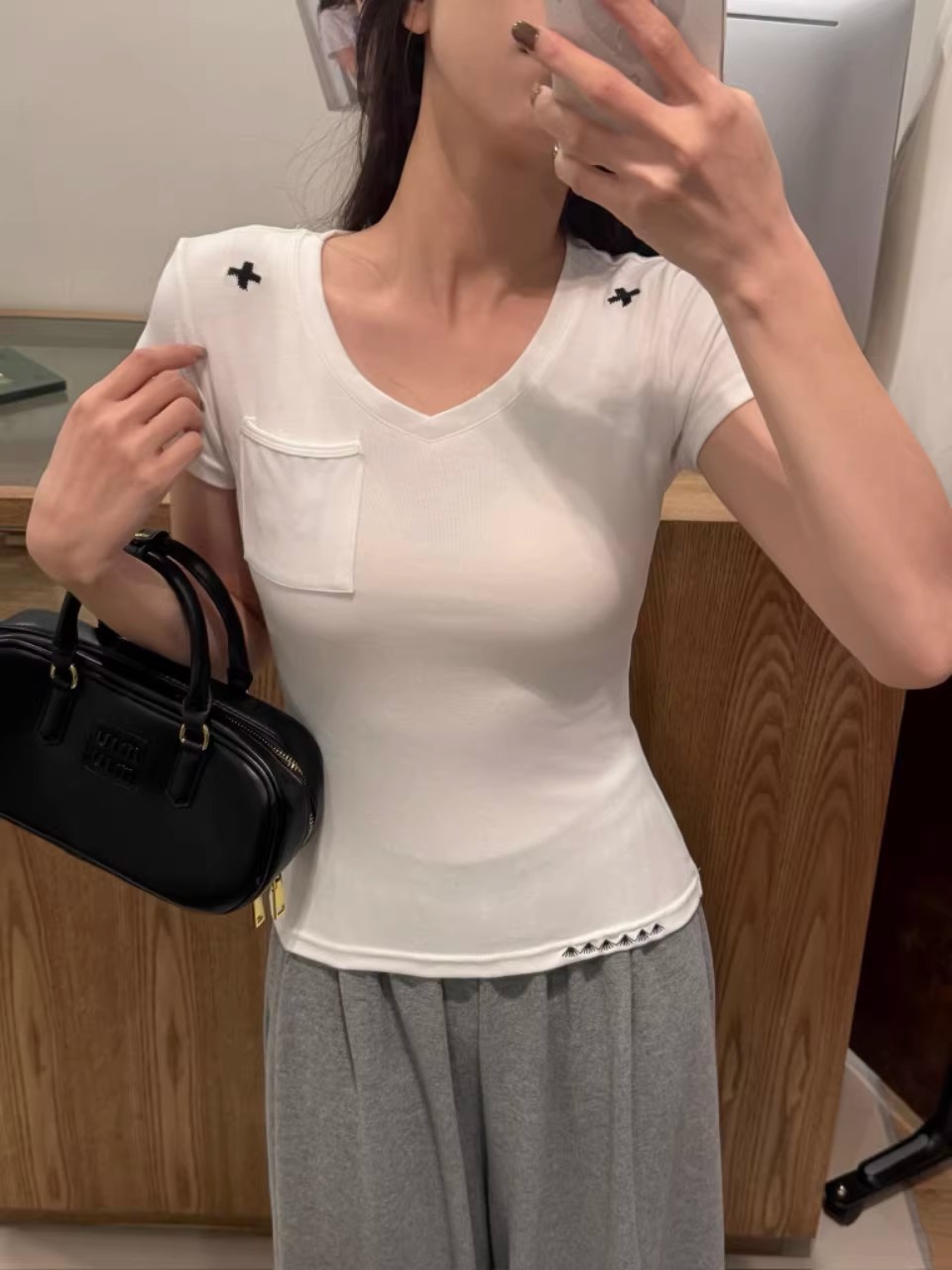 This simple embroidered V-neck short-sleeved T-shirt is suitable for women to wear as an inner or outer layer in summer. It is a versatile and casual design with a pocket pic 2