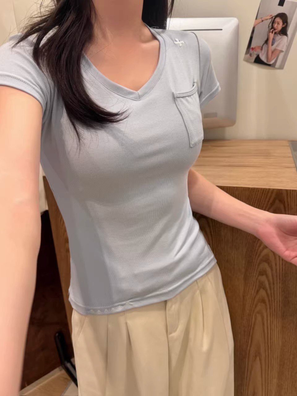 This simple embroidered V-neck short-sleeved T-shirt is suitable for women to wear as an inner or outer layer in summer. It is a versatile and casual design with a pocket pic 5