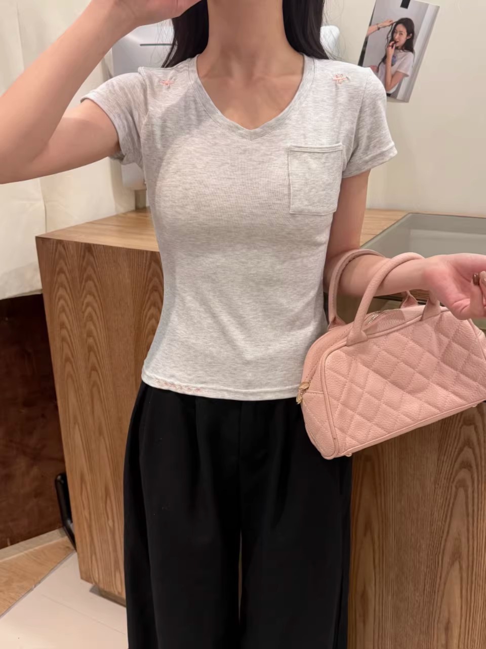 This simple embroidered V-neck short-sleeved T-shirt is suitable for women to wear as an inner or outer layer in summer. It is a versatile and casual design with a pocket pic 13