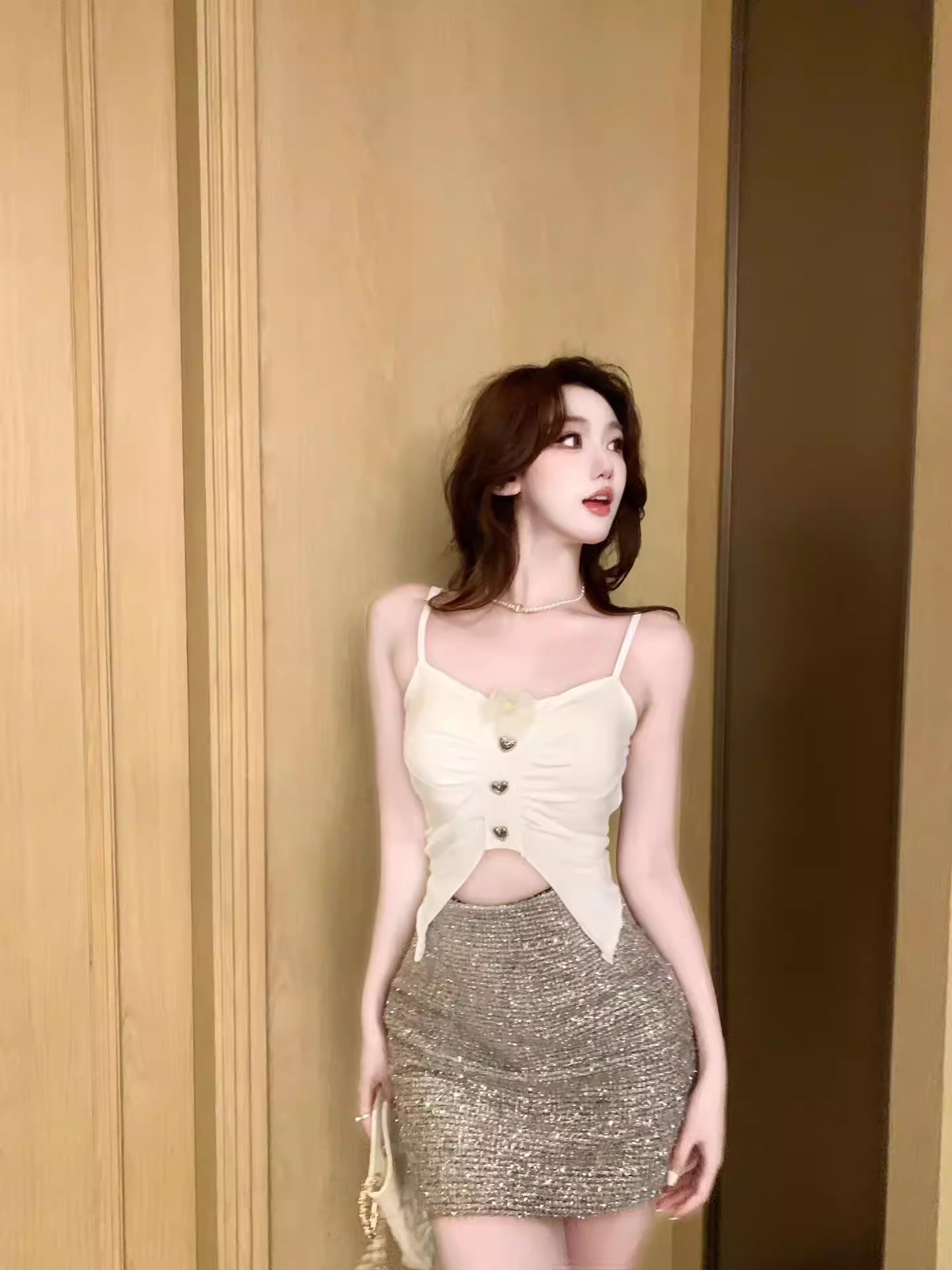 A sexy three-dimensional flower-decorated halter top for women to wear as an inner or outer layer in summer, with a chest pad and a spicy girl style versatile top that is trendy pic 4