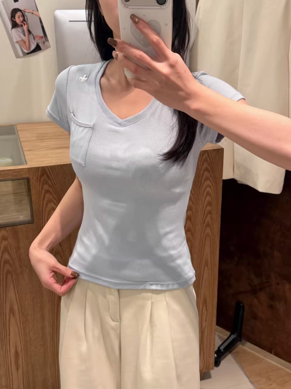 This simple embroidered V-neck short-sleeved T-shirt is suitable for women to wear as an inner or outer layer in summer. It is a versatile and casual design with a pocket pic 8