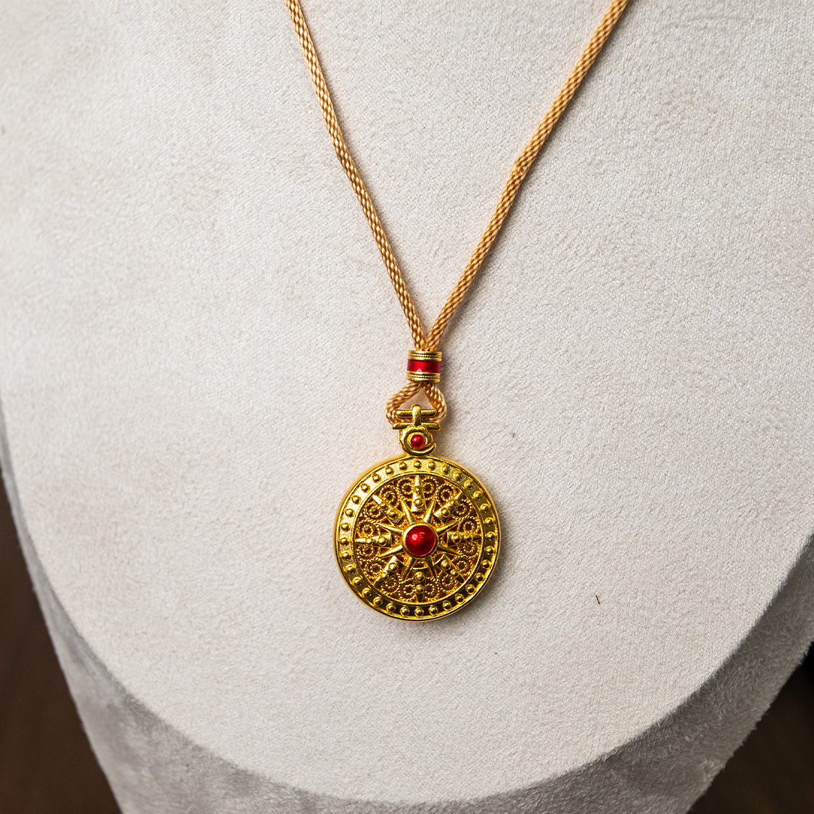 Hand-carved moissanite gold-plated silver pendant necklace, a fashionable and simple women's long lanyard accessory, elegant and versatile Item Picture