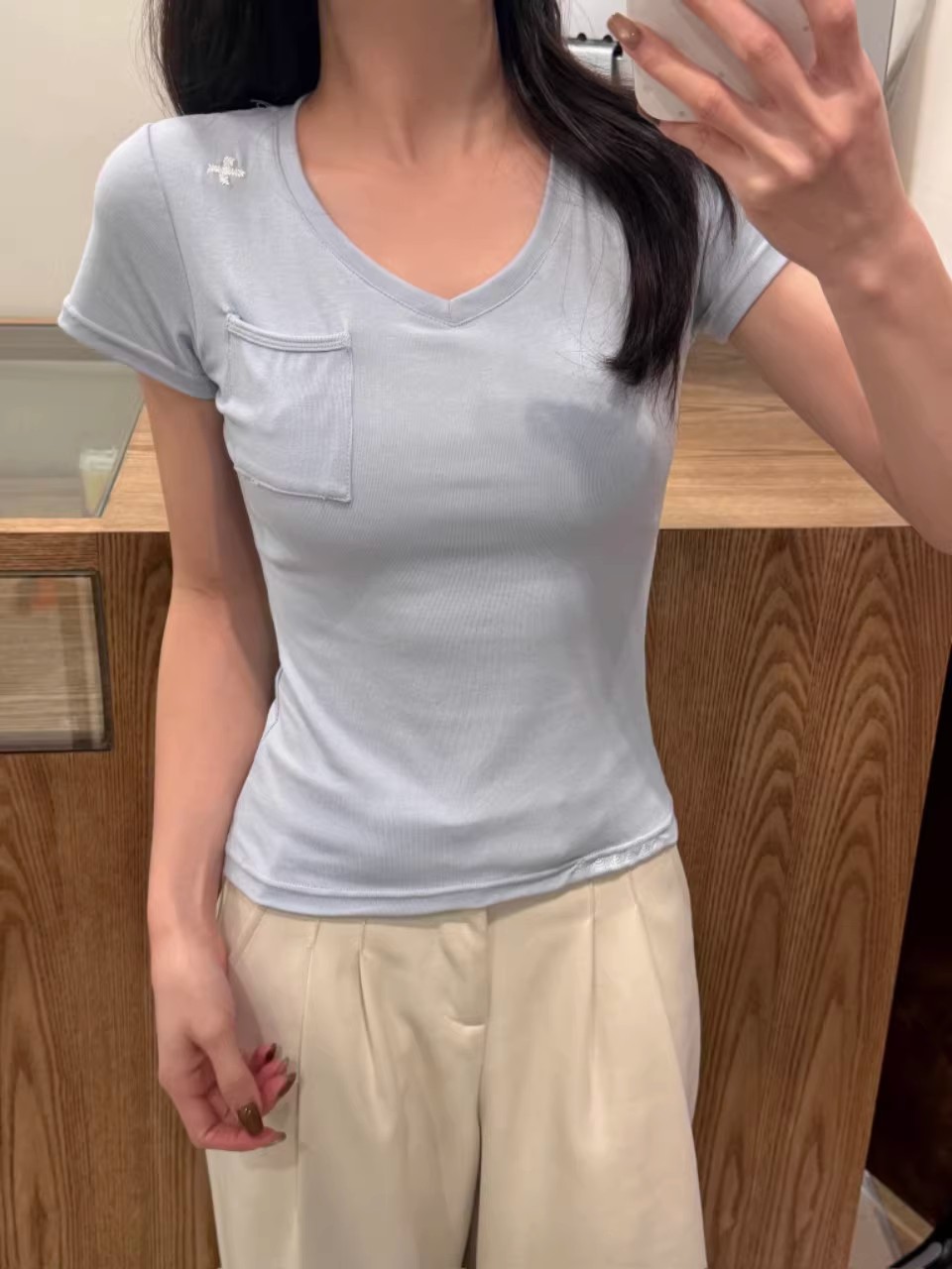 This simple embroidered V-neck short-sleeved T-shirt is suitable for women to wear as an inner or outer layer in summer. It is a versatile and casual design with a pocket pic 7