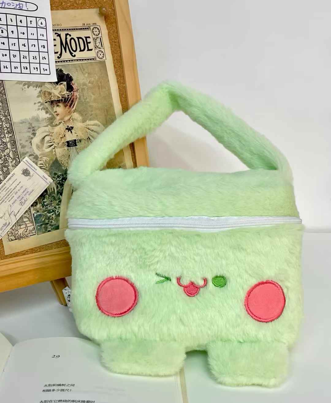 可爱萌系毛绒包，可爱表情设计，搭配复古背景，时尚又治愈。