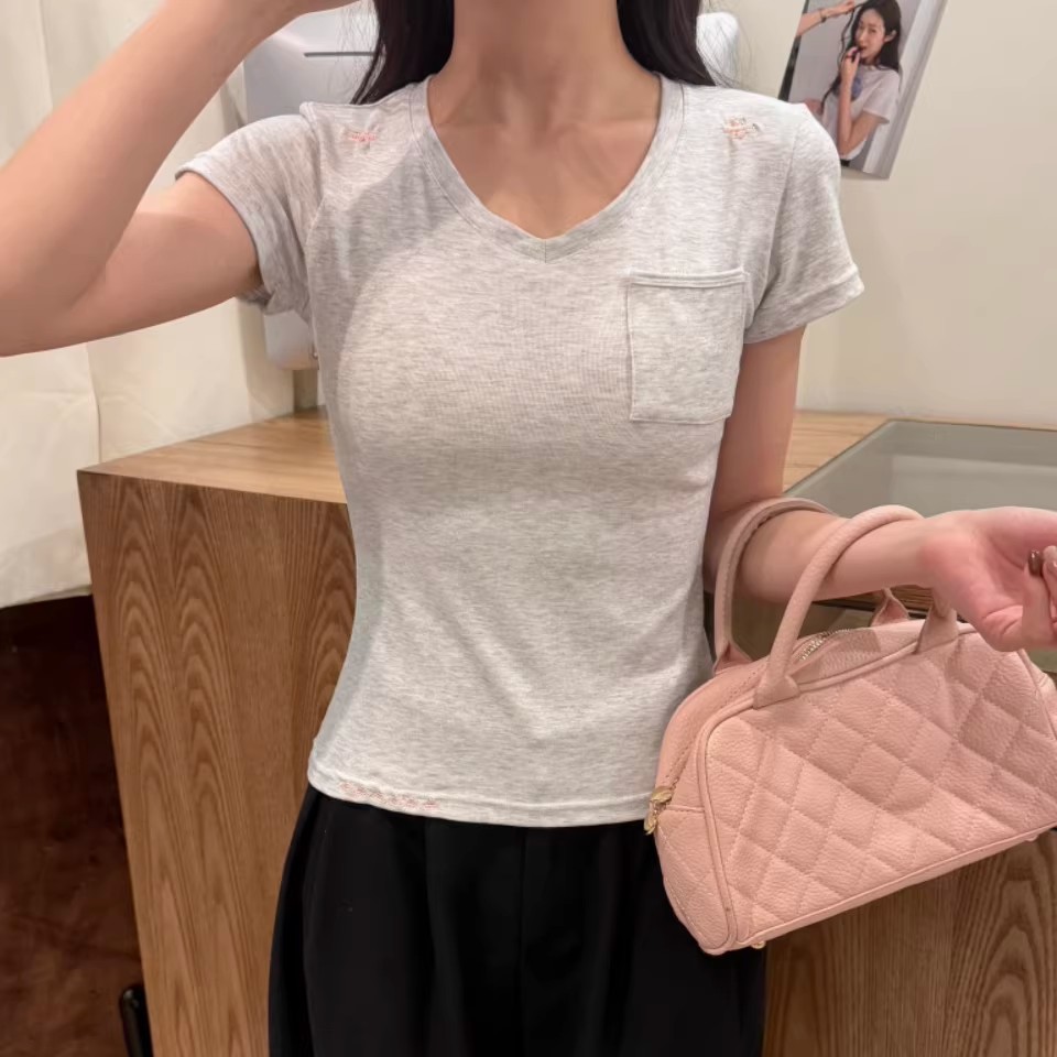 This simple embroidered V-neck short-sleeved T-shirt is suitable for women to wear as an inner or outer layer in summer. It is a versatile and casual design with a pocket Specification image