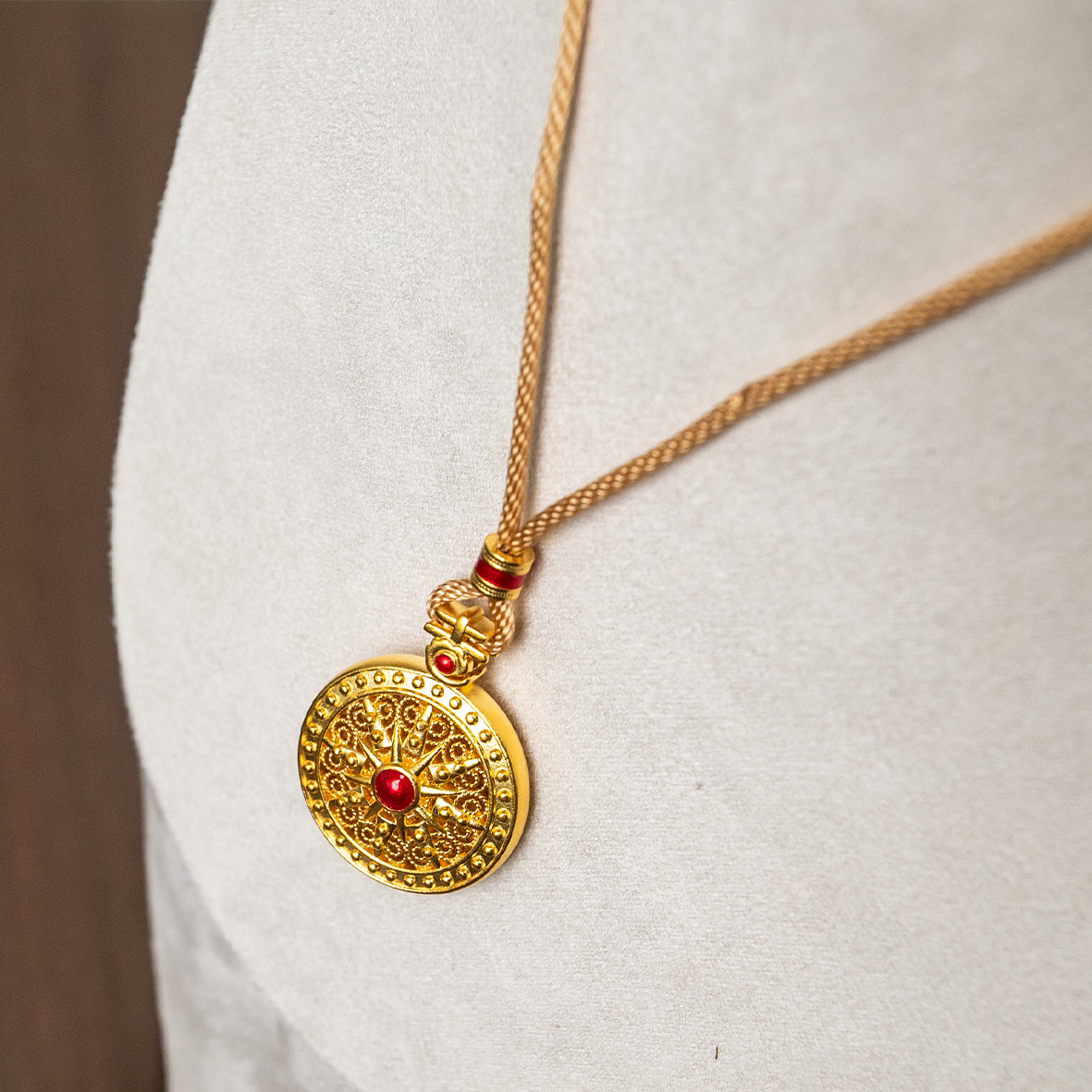 Hand-carved moissanite gold-plated silver pendant necklace, a fashionable and simple women's long lanyard accessory, elegant and versatile Specification image