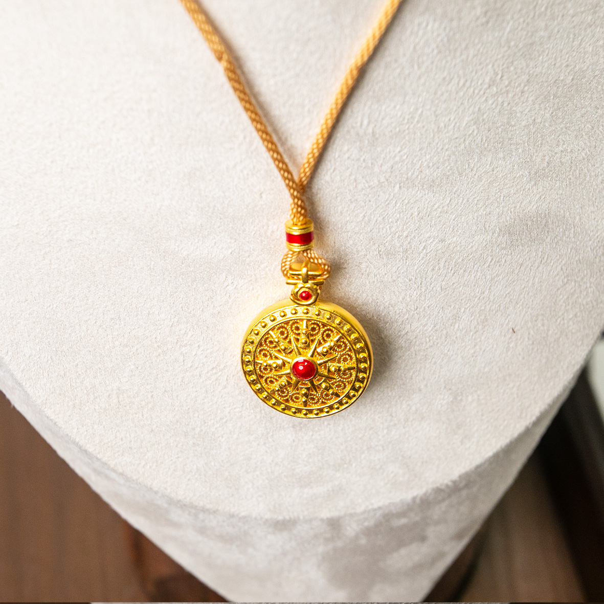 Hand-carved moissanite gold-plated silver pendant necklace, a fashionable and simple women's long lanyard accessory, elegant and versatile Application Scenario