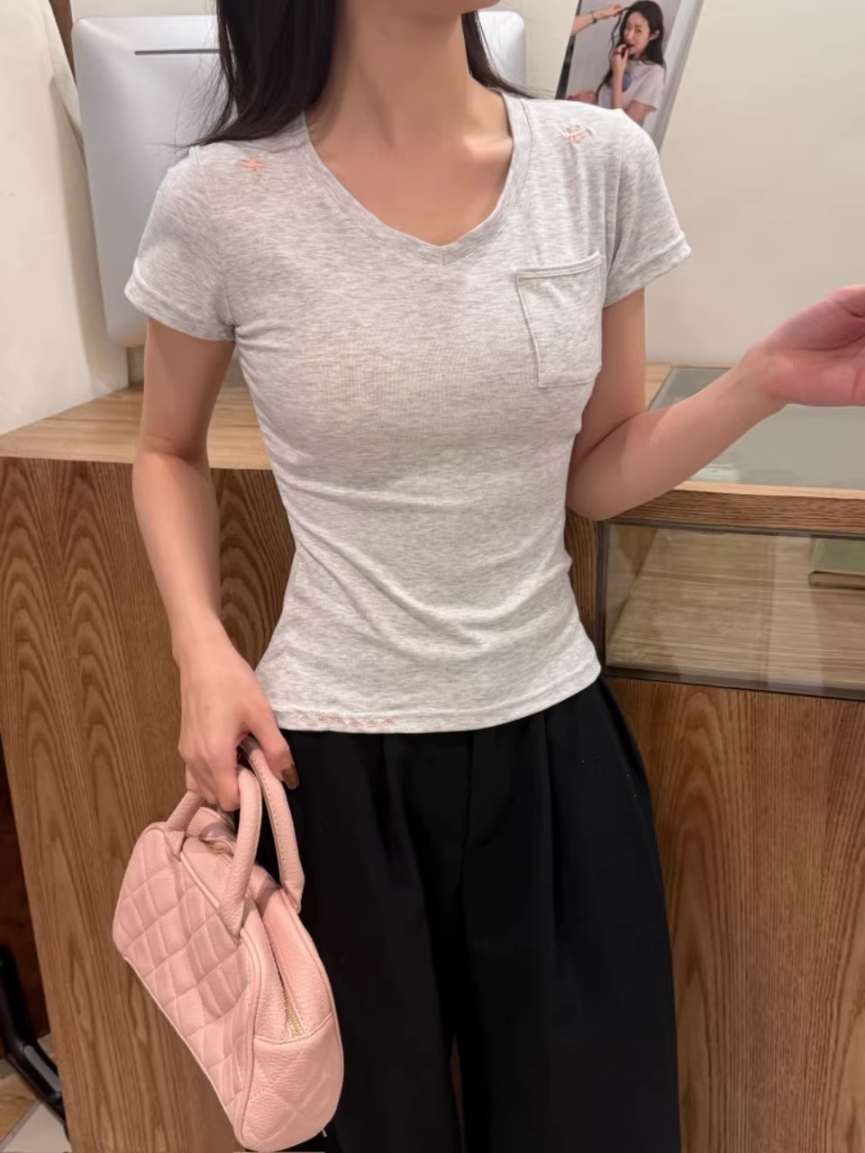 This simple embroidered V-neck short-sleeved T-shirt is suitable for women to wear as an inner or outer layer in summer. It is a versatile and casual design with a pocket pic 11