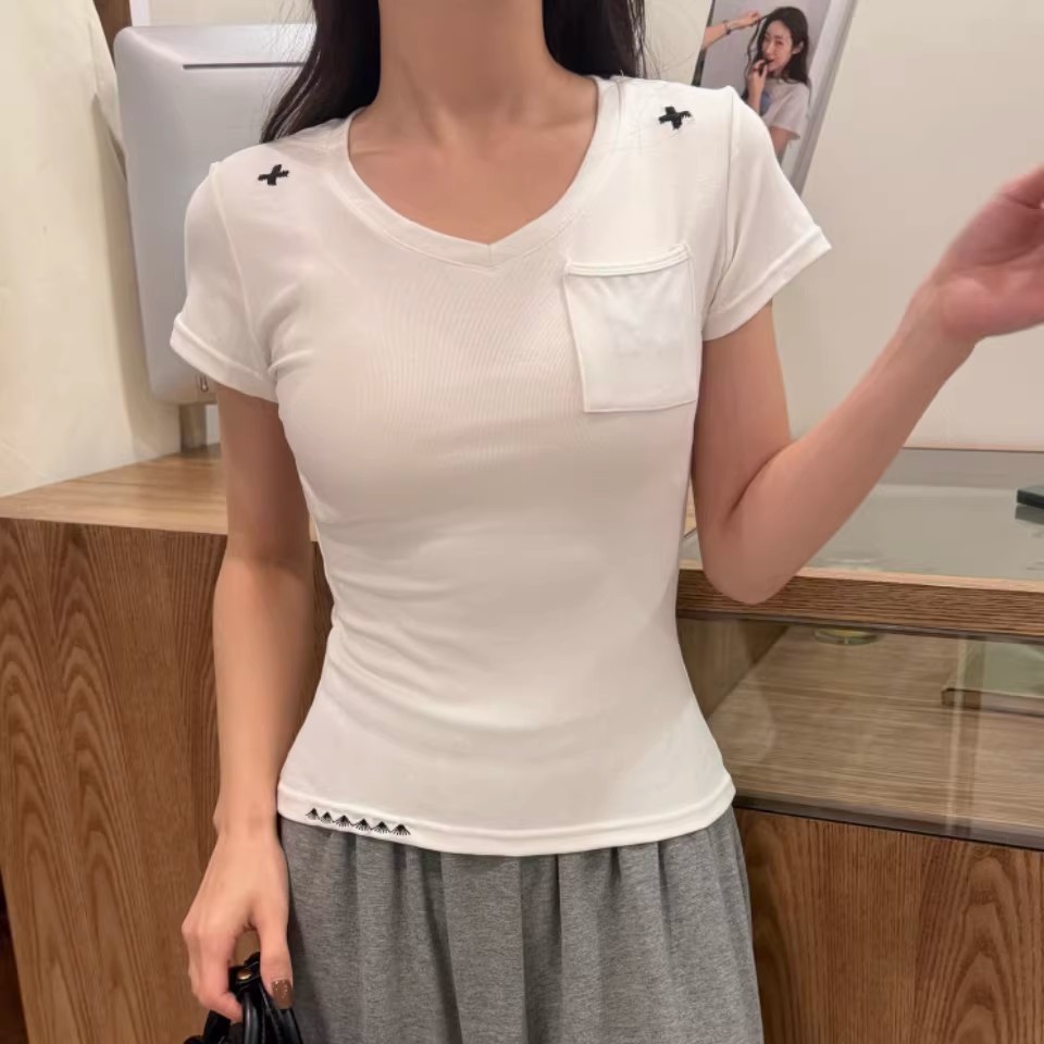 This simple embroidered V-neck short-sleeved T-shirt is suitable for women to wear as an inner or outer layer in summer. It is a versatile and casual design with a pocket details Picture