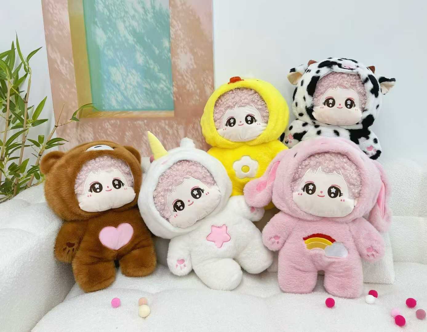 萌娃毛绒公仔， 每只都有专属小造型， 奶牛纹、独角兽角、彩虹装饰…  