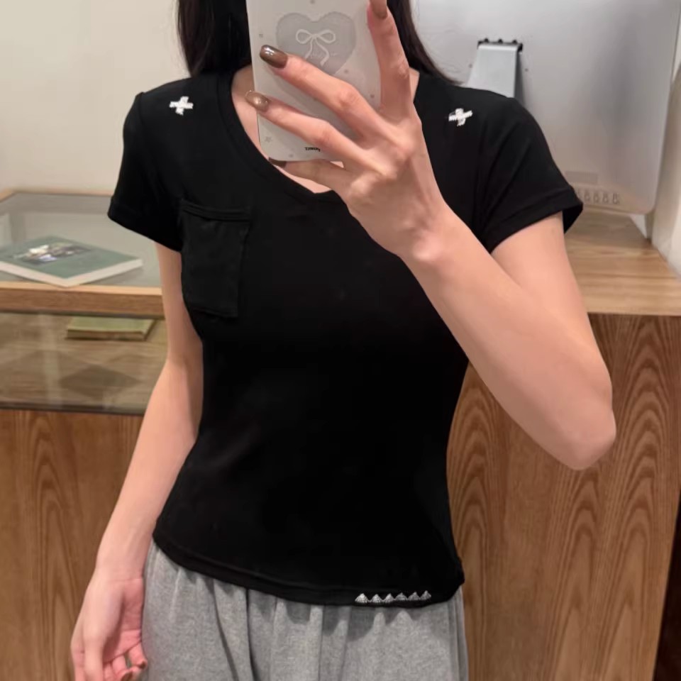 This simple embroidered V-neck short-sleeved T-shirt is suitable for women to wear as an inner or outer layer in summer. It is a versatile and casual design with a pocket