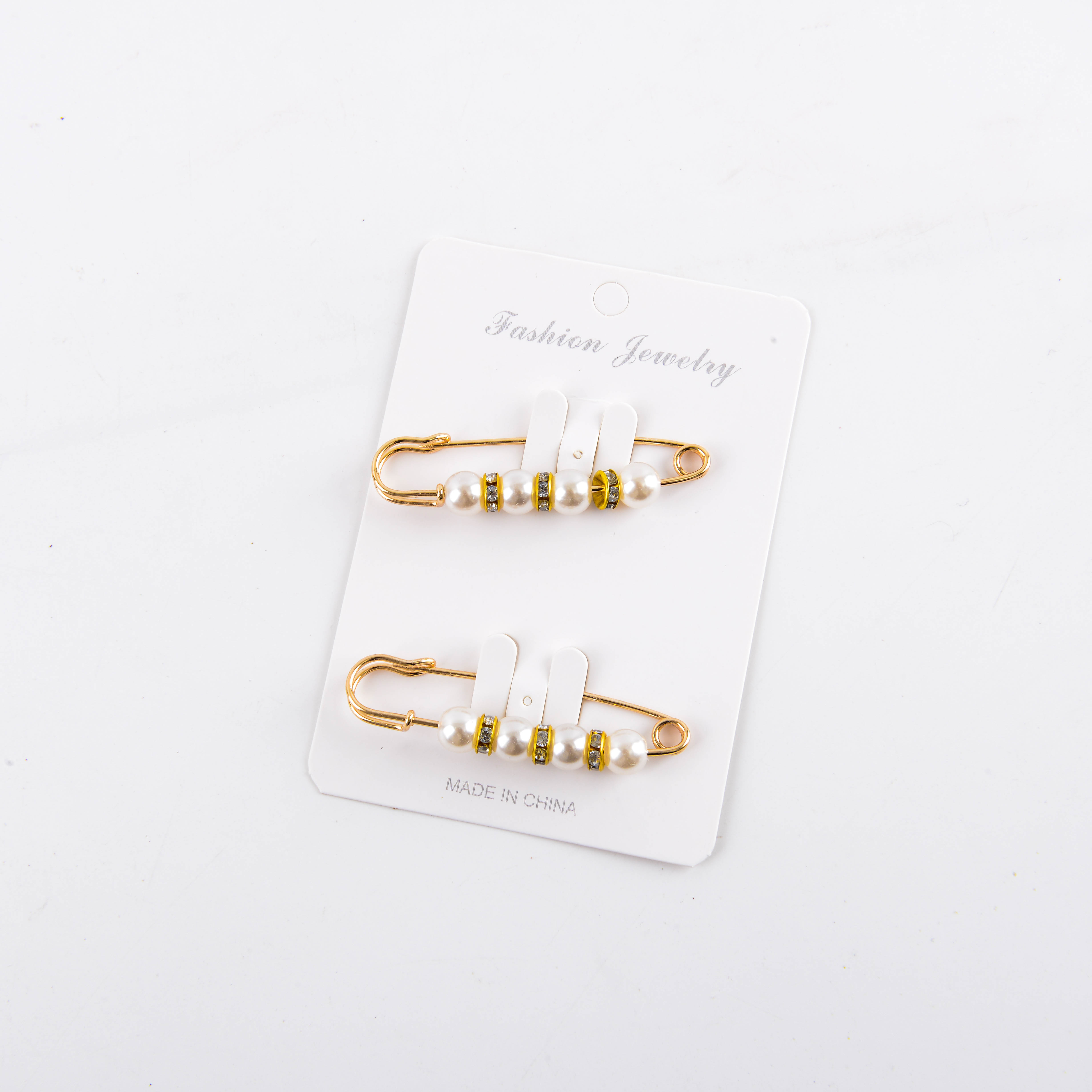 A must-have for cinching the waistband of trousers, a cinched waistpin, an anti-glare brooch, a high-end brooch, a brooch accessory, and a pearl brooch clasp Application Scenario