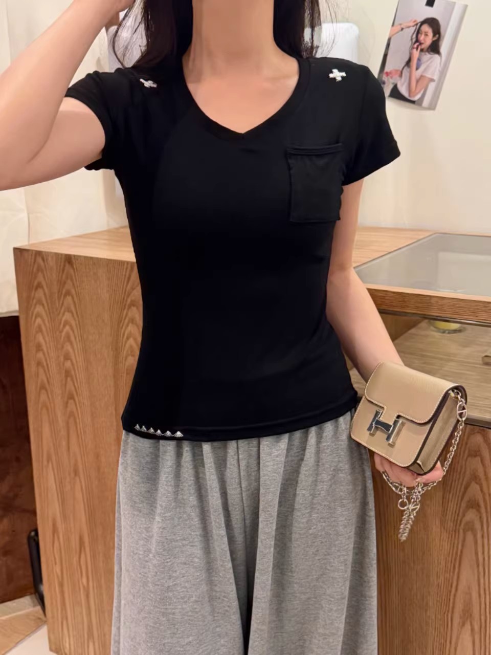 This simple embroidered V-neck short-sleeved T-shirt is suitable for women to wear as an inner or outer layer in summer. It is a versatile and casual design with a pocket pic 16